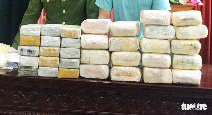 Bắt 5 người Lào đưa 30 bánh heroin và 18kg ma túy đá vào Việt Nam - Ảnh 2.
