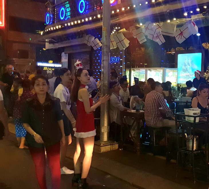 Tiệc đêm Giáng sinh nhà hàng, quán ăn Sài Gòn nườm nượp khách - Ảnh 5.