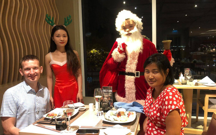 Tiệc đêm Giáng sinh nhà hàng, quán ăn Sài Gòn nườm nượp khách