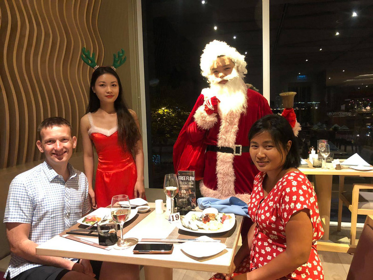 Tiệc đêm Giáng sinh nhà hàng, quán ăn Sài Gòn nườm nượp khách - Ảnh 1.