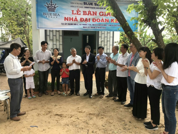 Blue Sea Group bàn giao nhà Đại đoàn kết và trao học bổng cho học sinh - Ảnh 1.