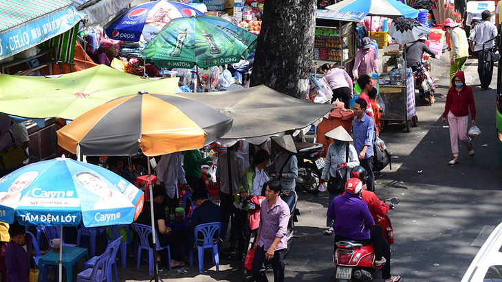 Chợ hàng rong bủa vây bệnh viện - Ảnh 1.