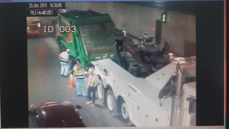 Giải cứu xe chở rác bể bánh trong hầm Thủ Thiêm - Ảnh 1.