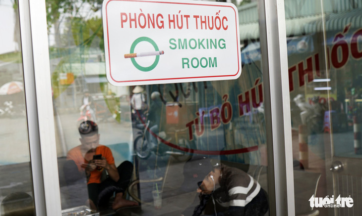 TP.HCM lần đầu xử phạt 114 người hút thuốc lá ở bến xe - Ảnh 1.