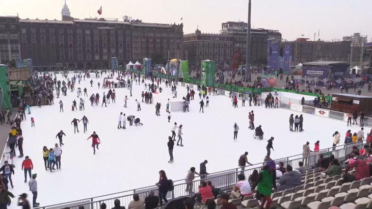 Sân trượt băng nhân tạo miễn phí lớn nhất thế giới rộng trên 4.000m2 - Ảnh 1.
