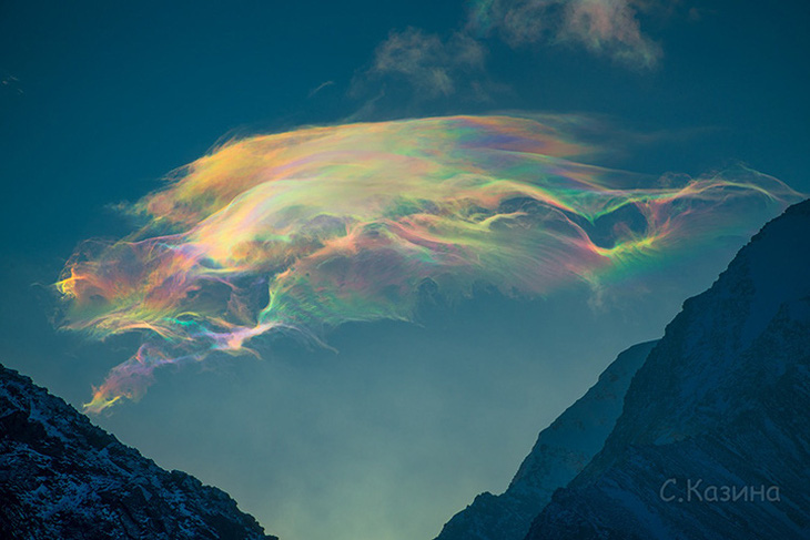 Chiêm ngưỡng mây cầu vồng hiếm thấy trên đỉnh núi cao nhất Siberia - Ảnh 4.