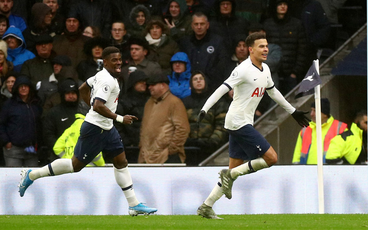 Kane và Alli giúp Tottenham thắng ngược Brighton trong ngày ‘Lễ tặng quà’