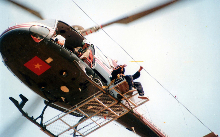 Những người nhện xuyên Việt - Kỳ 5: Bay trực thăng sửa dây cáp quang - Ảnh 1.