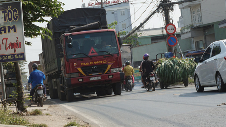 Cận cảnh con đường tử thần ở Sài Gòn mỗi tháng đều có người chết vì tai nạn giao thông - Ảnh 3.