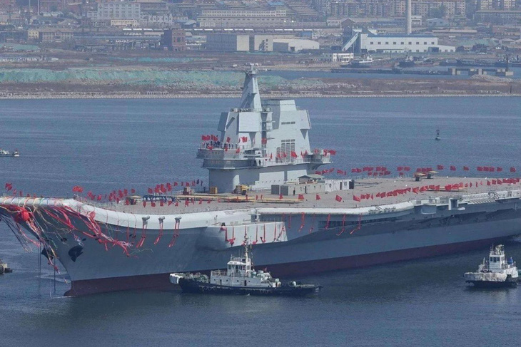 Trung Quốc đưa tàu sân bay tự đóng đi ngang eo biển Đài Loan - Ảnh 1.