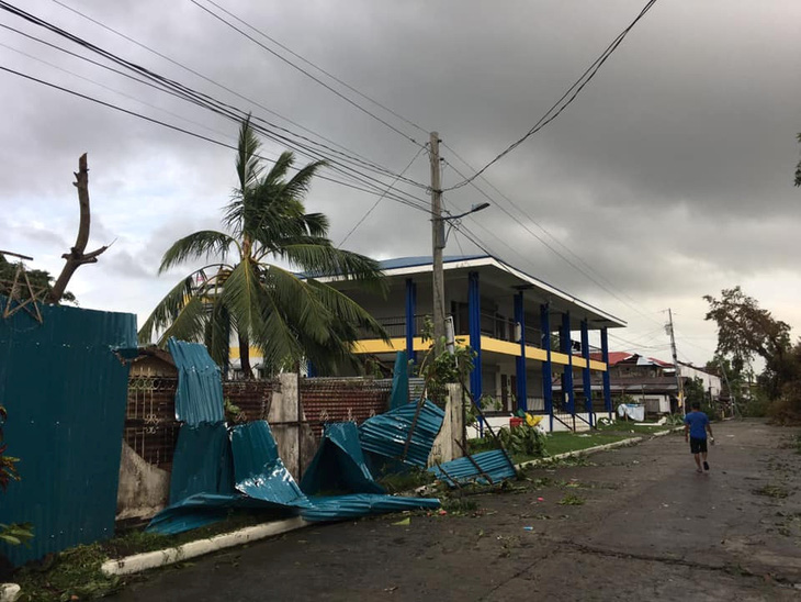 Bão Phanfone quần thảo tan hoang Philippines, ít nhất 28 người chết - Ảnh 2.