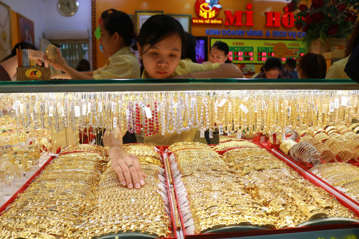 Giá vàng thế giới vọt lên, trong nước vượt 42 triệu đồng/lượng - Ảnh 1.