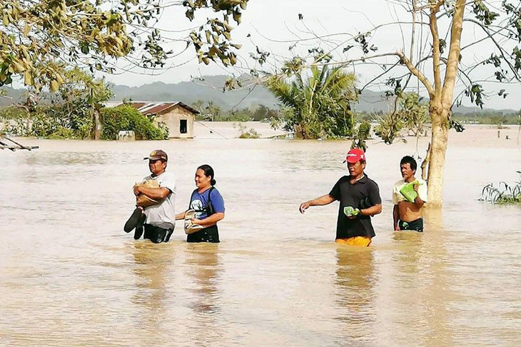 Bão Phanfone quần thảo tan hoang Philippines, ít nhất 28 người chết - Ảnh 4.