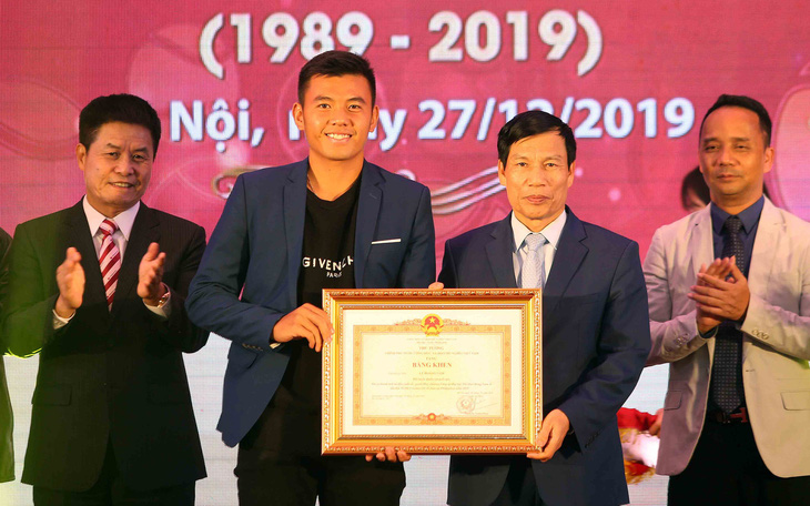 Tay vợt Lý Hoàng Nam nhận bằng khen của Thủ tướng Nguyễn Xuân Phúc