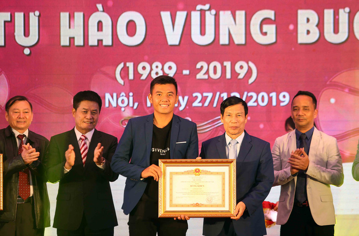 Tay vợt Lý Hoàng Nam nhận bằng khen của Thủ tướng Nguyễn Xuân Phúc - Ảnh 1.
