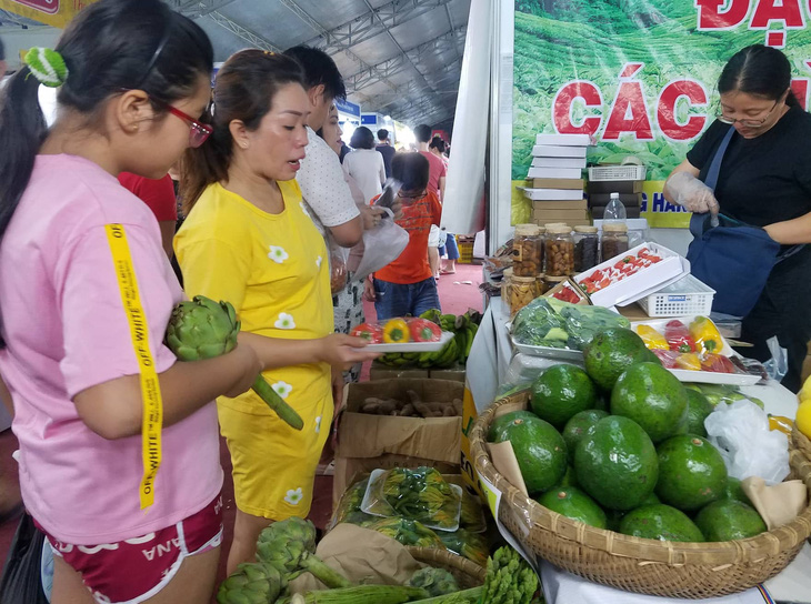 Hàng trăm đặc sản vùng miền đổ bộ về Sài Gòn đón Tết - Ảnh 9.