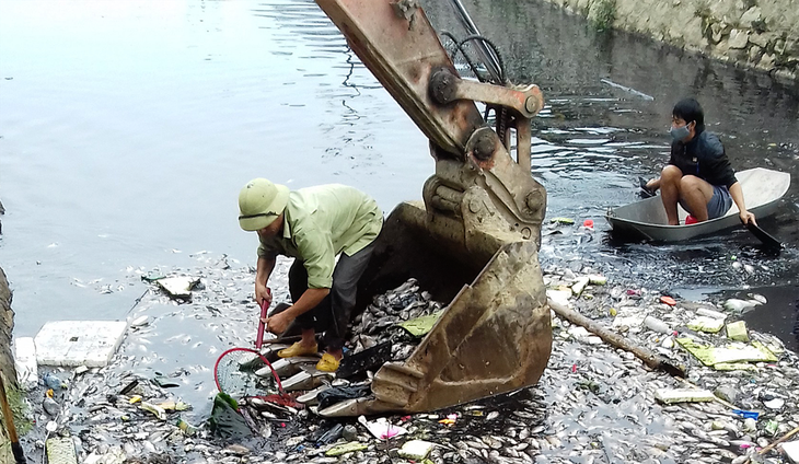 Kênh hào thành cổ Vinh ô nhiễm nặng  - Ảnh 1.