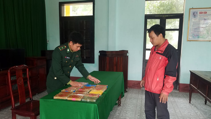 Lại phát hiện chất nghi ma túy dọc biển Thừa Thiên Huế - Ảnh 1.