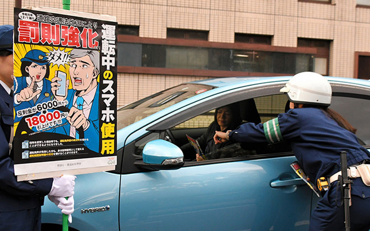 Nhật phạt nặng dùng điện thoại khi lái xe