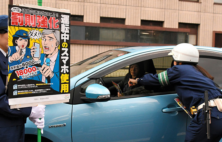 Nhật phạt nặng dùng điện thoại khi lái xe - Ảnh 1.