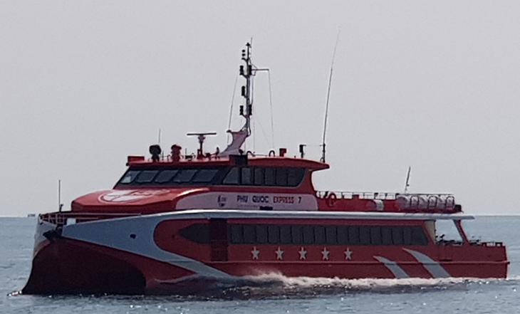 Tàu cao tốc đổi hành trình để cứu 4 người trôi dạt trên biển - Ảnh 1.
