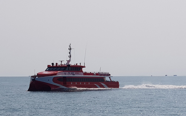 Thưởng nóng thuyền viên tàu Phú Quốc Express 7 cứu 4 người trên biển