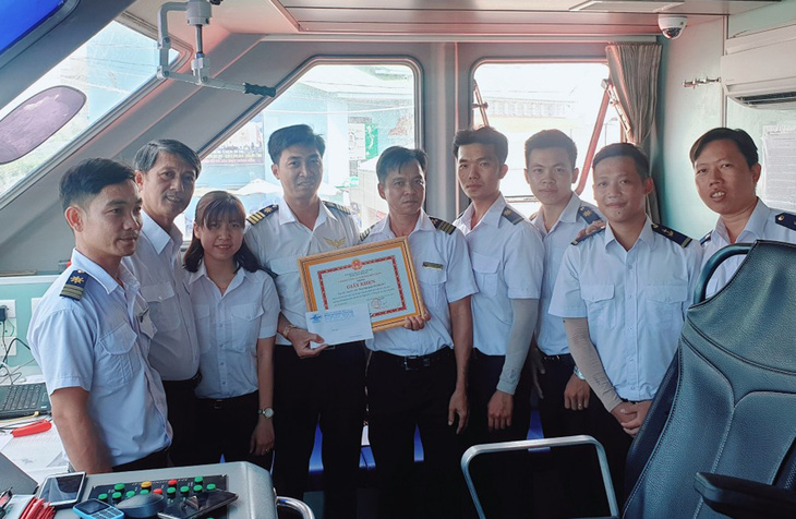 Thưởng nóng thuyền viên tàu Phú Quốc Express 7 cứu 4 người trên biển - Ảnh 1.