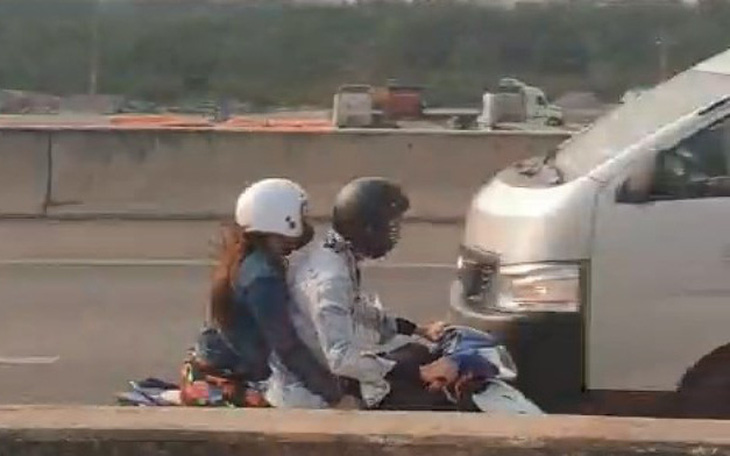 Video đôi nam nữ chạy xe máy ngược chiều trên cao tốc TP.HCM - Long Thành - Dầu Giây