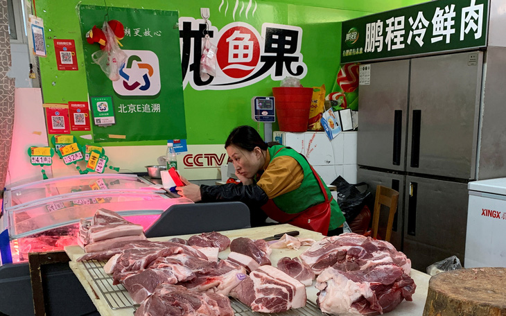 Trung Quốc rã đông hơn 100.000 tấn thịt heo trước Tết Nguyên đán