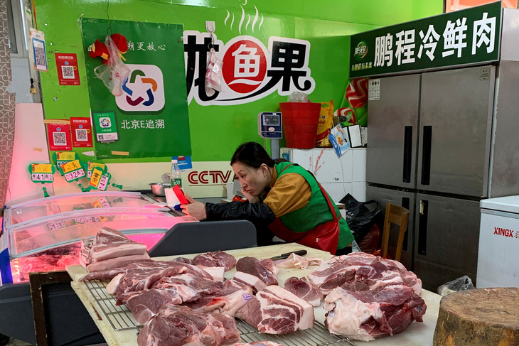 Trung Quốc rã đông hơn 100.000 tấn thịt heo trước Tết Nguyên đán - Ảnh 1.