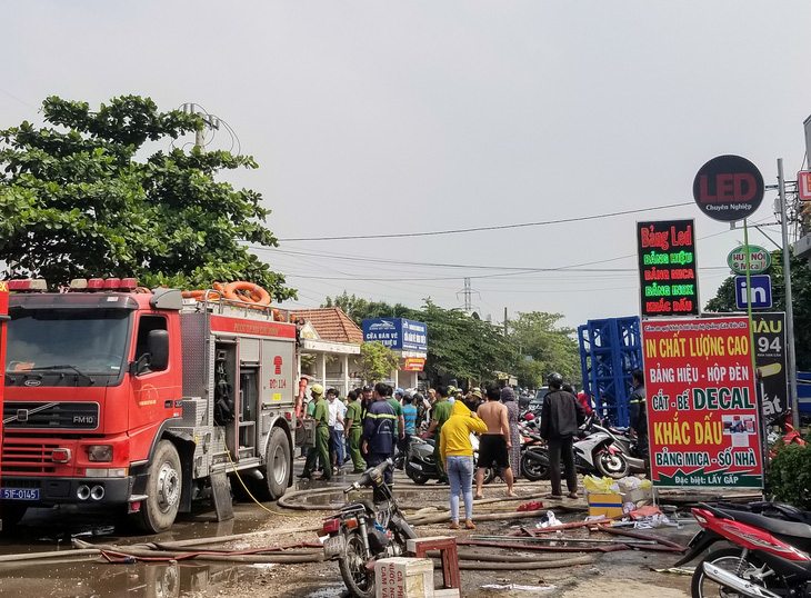 Công an nổ súng trấn áp thanh niên nghi ngáo đá nhốt, đánh đập vợ - Ảnh 2.