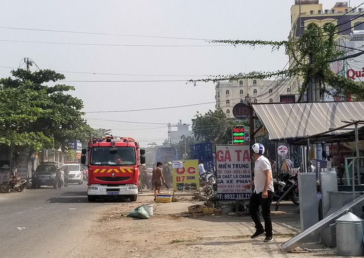 3 cảnh sát bị thương khi khống chế thanh niên ngáo đá nhốt, đánh đập vợ - Ảnh 1.