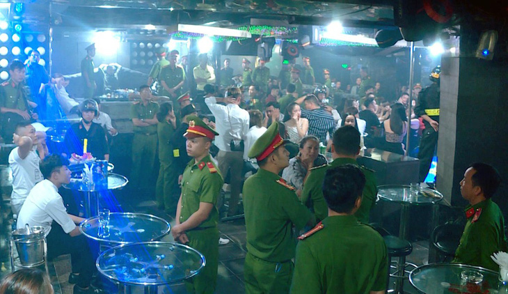 Tạm giữ nhiều người phê ma túy trong vũ trường Lodge ở Nha Trang - Ảnh 1.
