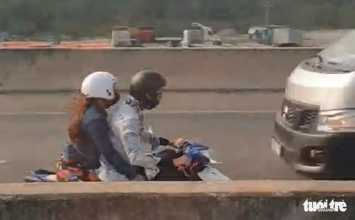 Video đôi nam nữ chạy xe máy ngược chiều trên cao tốc TP.HCM - Long Thành - Dầu Giây - Ảnh 2.
