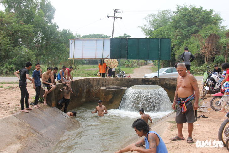 Đập Cảnh Hồng tích nước giữa hạn hán, người Thái lo sắp uống nước muối - Ảnh 1.