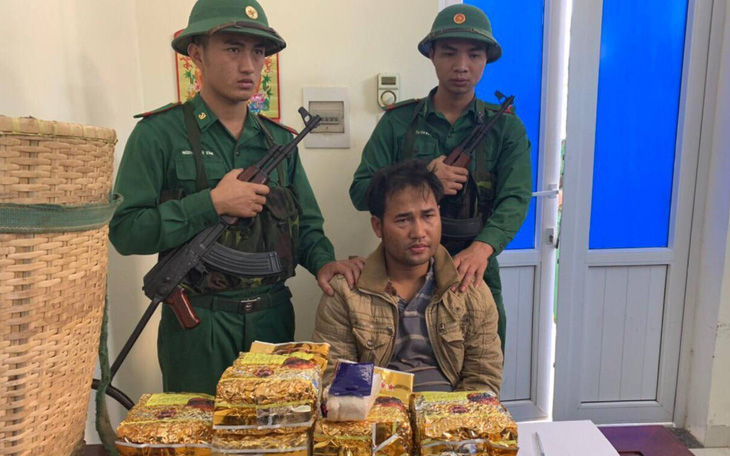 Một người Lào mang 10kg ma túy đá và 20.000 viên ma túy qua biên giới