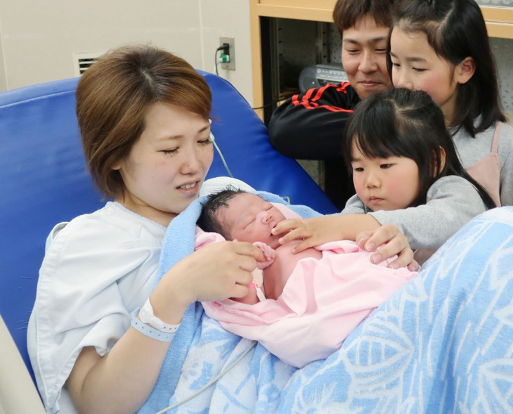 Nhật Bản khuyến khích nam giới nghỉ phép 1 tháng chăm con sơ sinh - Ảnh 1.