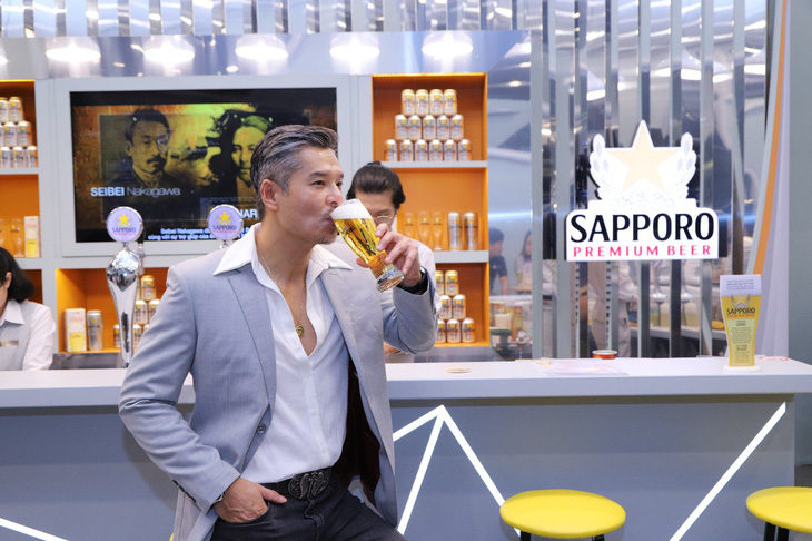 Lâm Vissay thích thú trải nghiệm dịch vụ chuẩn Omotenashi tại Sapporo Premium Bar - Ảnh 2.