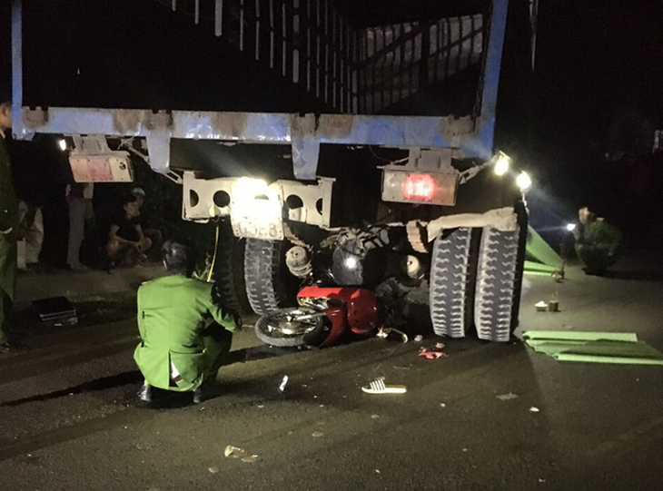 Xe tải tông 2 xe máy trên đường Hồ Chí Minh, 3 người chết - Ảnh 2.