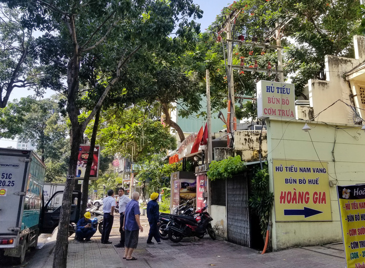 Công nhân leo lên khu vực gần trạm điện dọn vệ sinh, trạm điện bốc cháy - Ảnh 2.