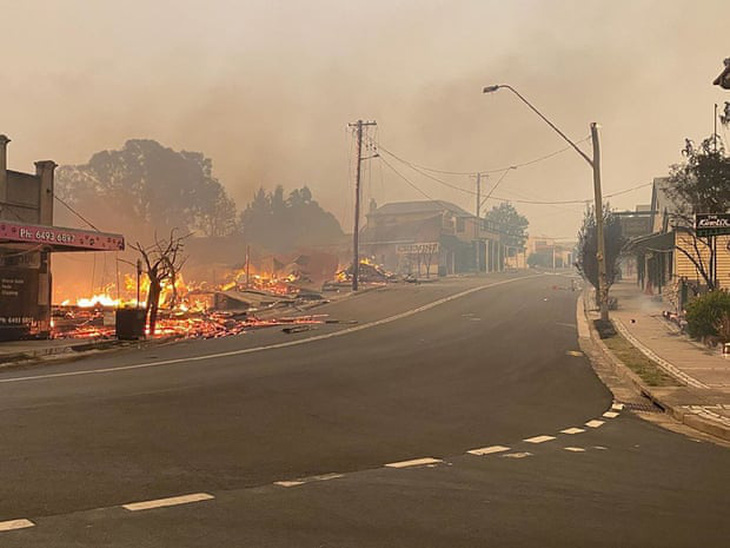 Lửa cháy rừng như hỏa ngục bao vây nhà dân ở Úc - Ảnh 7.