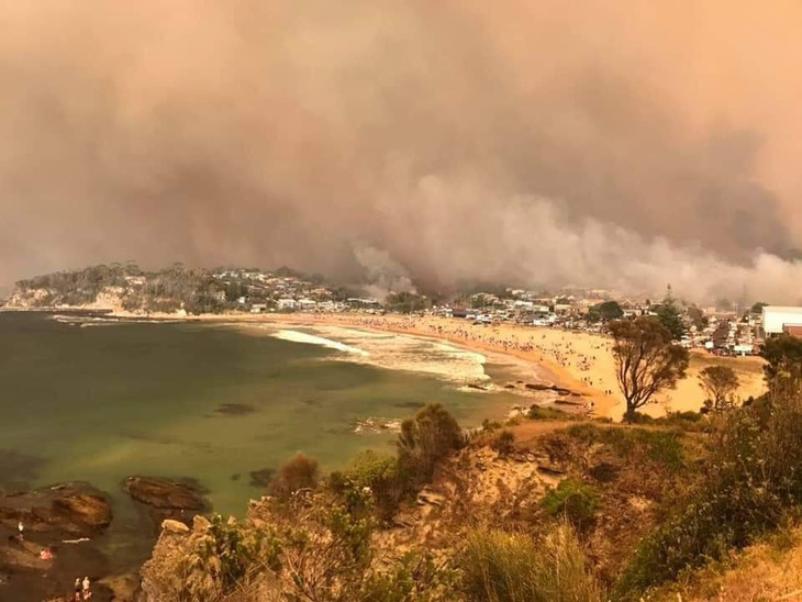 Lửa cháy rừng như hỏa ngục bao vây nhà dân ở Úc - Ảnh 3.