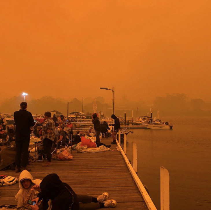 Lửa cháy rừng như hỏa ngục bao vây nhà dân ở Úc - Ảnh 4.