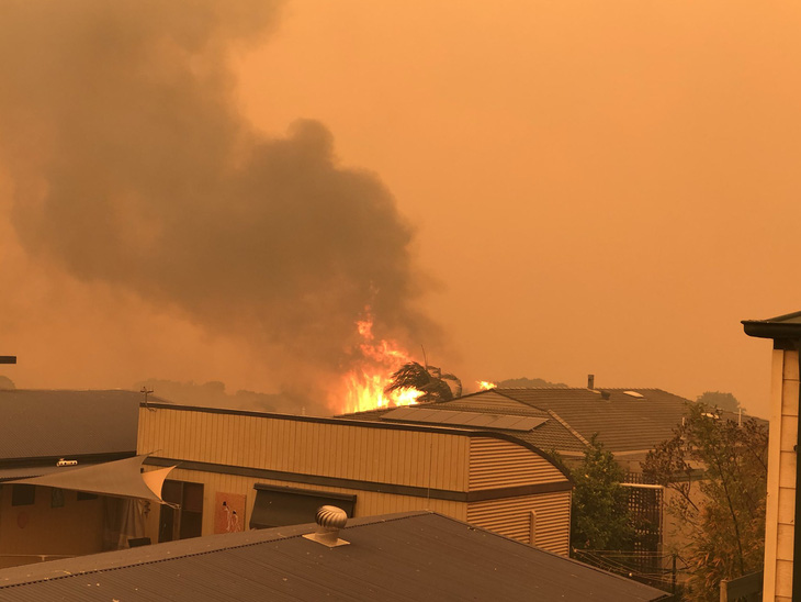 Lửa cháy rừng như hỏa ngục bao vây nhà dân ở Úc - Ảnh 6.