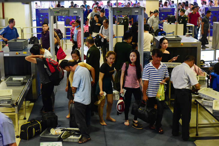 Vietnam Airlines tăng phí, giá vé máy bay Tết tiếp tục tăng - Ảnh 1.