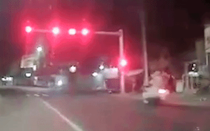 Video: Thanh niên 17 tuổi đâm cột điện tử vong và chiếc xe CSGT vượt đèn đỏ khó hiểu?