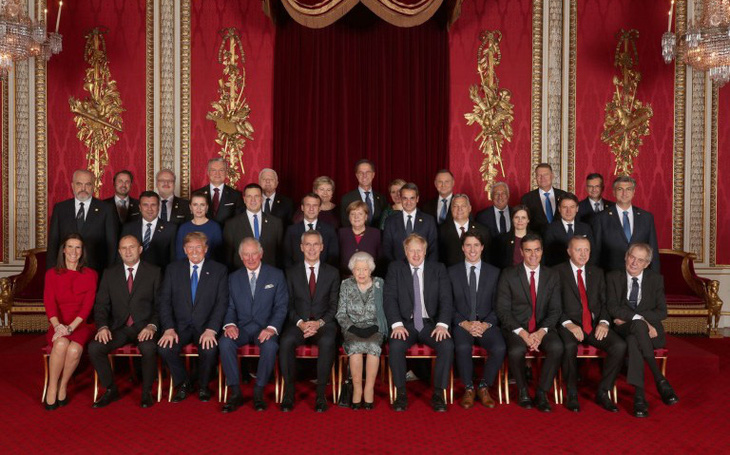 Các lãnh đạo NATO diện kiến nữ hoàng Elizabeth tại điện Buckingham