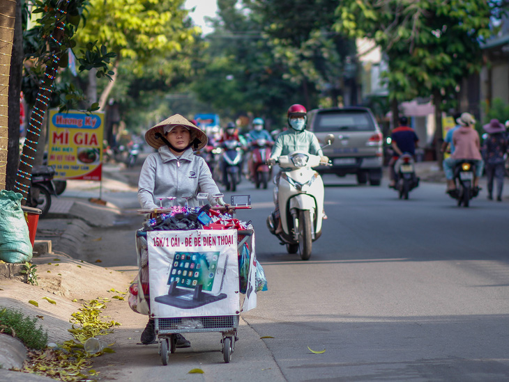 TP.HCM trở lạnh, nhiều người mặc áo ấm khi ra đường - Ảnh 5.