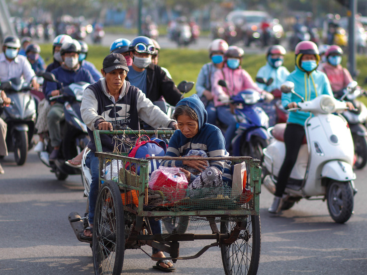 TP.HCM trở lạnh, nhiều người mặc áo ấm khi ra đường - Ảnh 3.