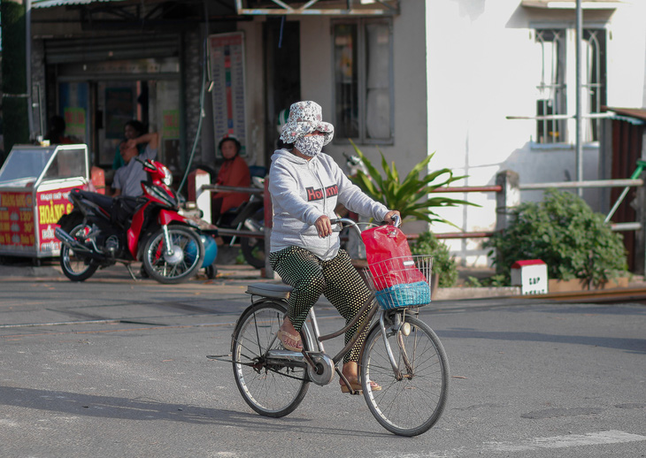 TP.HCM trở lạnh, nhiều người mặc áo ấm khi ra đường - Ảnh 7.